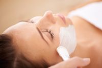 Gesichtsreinigung und Maske für kosmetische Behandlungen in Niedermohr